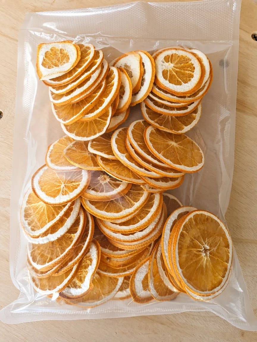 Vrac pour les pros : sachet sous vide rempli de tranches d’orange séchées.